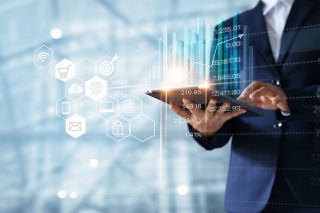 © ipopba - stock.adobe.com Foto: Mann bedient Tablet